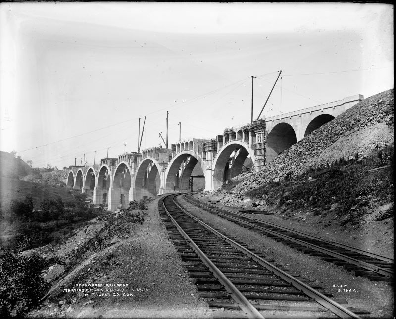 A black-and-white photo of the bridge during construction
